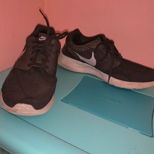 Black nike shoes